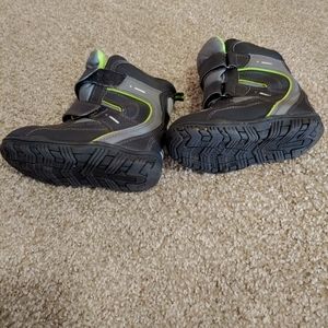 Boys snow boots sz 1  Little Boy